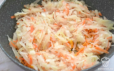 Теперь отправьте к овощам в сковороду квашеную капусту. Влейте 100 миллилитров кипяченой воды или бульона из кастрюли. 