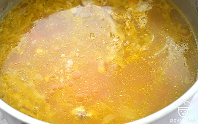 Тушеную капусту переложите в кастрюлю, когда картошка уже проварилась 20 минут. Продолжайте варить дальше 5 минут.