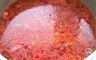 Через 5 минут добавьте в кастрюлю натертую вареную свеклу. Варите борщ следующие 5-7 минут. В конце приготовления в домашний борщ с квашеной капустой добавьте соль, черный молотый перец по вкусу. Перемешайте, через пару минут выключайте плиту. 