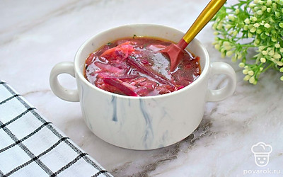 Домашний борщ с квашеной капустой готов! Подавайте его горячим, с ложкой сметаны и свежей зеленью. Это придаст блюду дополнительный вкус и аромат. Приятного аппетита!