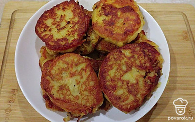 Подавайте котлеты теплыми, дополните сметаной.