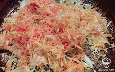 Лук и морковь нарежьте. Обжарьте на раскаленной сковороде с растительным маслом.