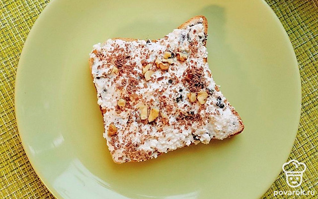 Творожный бутерброд с черносливом, шоколадом и грецким орехом — Рецепт с фото