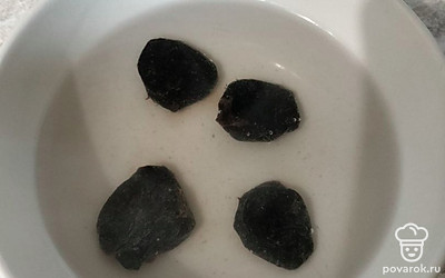 Замочите в горячей воде чернослив на 10 минут, чтобы он стал мягким.