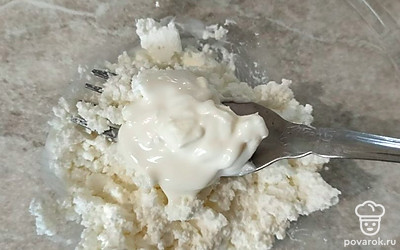 Смешайте в удобной посуде творог и сметану.