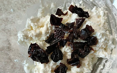 Мелко нарежьте чернослив и добавьте к творогу.