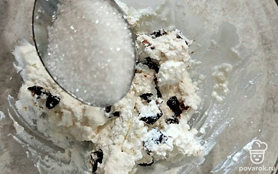 Добавьте сахар, перемешайте.