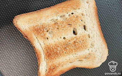Поджарьте на сухой сковороде хлеб до золотистой корочки.