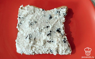 Намажьте творожную смесь на хлеб.