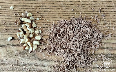 Натрите на терке шоколад и мелко нарежьте грецкий орех.