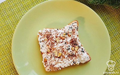 Посыпьте шоколадной крошкой и орехами бутерброд. Приятного аппетита.