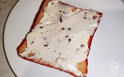 Ломтик белого хлеба намажьте сливочным сыром со вкусом бекона.