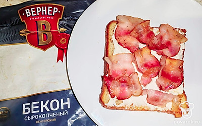 Выложите на хлеб с сыром обжаренный бекон. 
