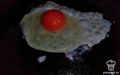 На вытопленном из бекона жире обжарьте яйцо. Посолите его.