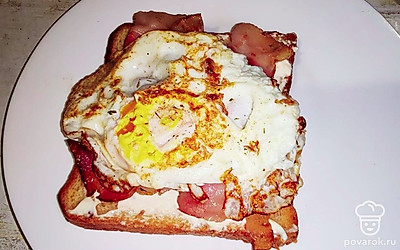 Выложите обжаренное яйцо на бутерброд.