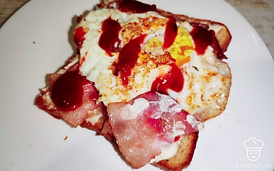 Полейте бутерброд кетчупом.