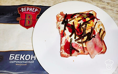 Подайте бутерброд, посыпав обжаренными чесночными стрелками.