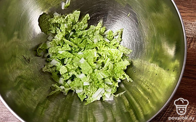 Капусту нарежьте соломкой и выложите в миску.