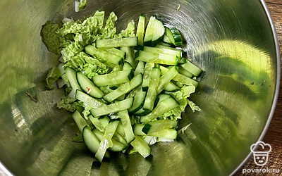 Огурец нарежьте соломкой и добавьте в миску.