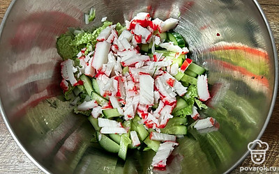 Крабовые палочки нарежьте соломкой и выложите в миску.