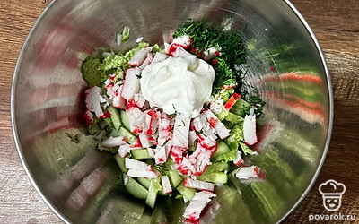 Укроп мелко нарежьте и выложите в миску. Добавьте сметану.