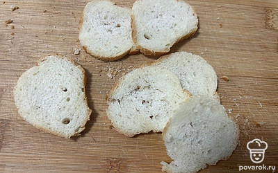 Багет нарежьте тонкими ломтиками. Запекайте в духовке при 180 градусах в течение 7 минут.