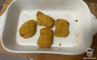 Наггетсы запекайте в духовке при 180 градусах в течение 15 минут.