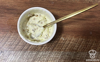 Для соуса смешайте майонез, горчицу и натертый на мелкой терке чеснок.