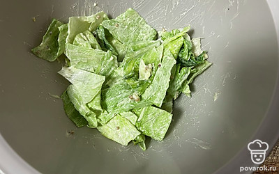 Айсберг промойте, нарежьте на небольшие кусочки. Выложите в миску. Заправьте соусом.