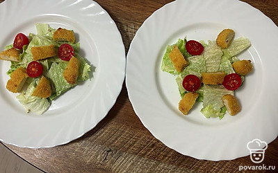 Черри разрежьте пополам и выложите на тарелку.