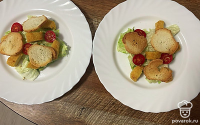 Выложите гренки.