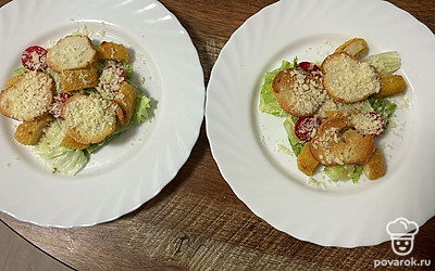 Посыпьте тертым пармезаном.