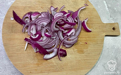 Красный лук очистите от кожуры и нарежьте полукольцами.