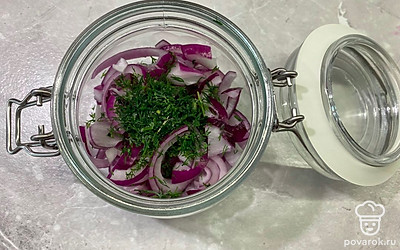 Укроп мелко нарежьте и смешайте с луком в подходящей емкости.