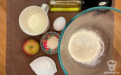 Подготовьте все ингредиенты. Кефир должен быть комнатной температуры, предварительно достаньте его из холодильника.