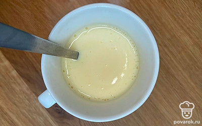 Кефир смешайте с содой, появятся пузырьки. Добавьте яйцо, сахар и тщательно перемешайте.