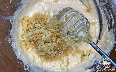 Яблоко натрите на средней терке, добавьте в тесто. Опять тщательно перемешайте.