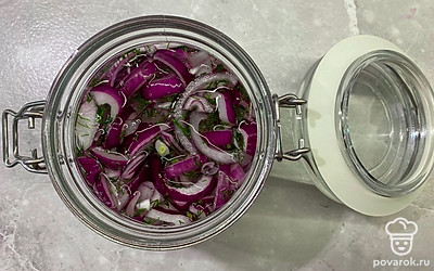 Для маринада смешайте воду, уксус, соль, сахар и хорошо перемешайте. Залейте этим маринадом лук и поставьте его в холодильник на 25 минут.