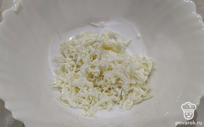 Плавленый сыр натрите на терке.