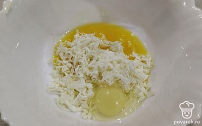 Добавьте яйцо, растопленное сливочное масло, соль и перемешайте.