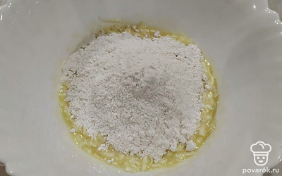 Добавьте разрыхлитель, муку и замесите тесто. Уберите его в морозилку на 15 минут.