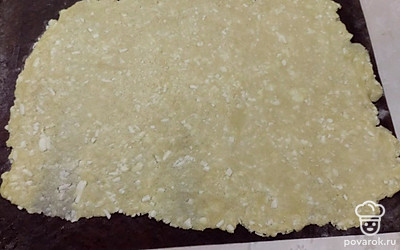 Тесто раскатайте в тонкий пласт.