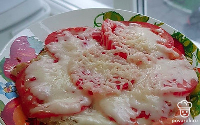 Дайте сыру расплавиться, оставив пиццу под крышкой сковородки на 2 минуты.