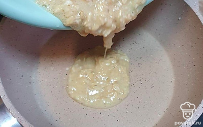 На слабом огне поджарьте основу для пиццы с двух сторон. Жарьте по 3 минуты под крышкой. 