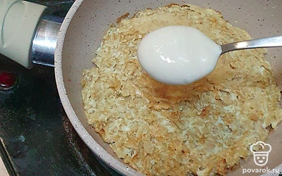 Смажьте основу пиццы греческим йогуртом.