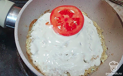 Нарежьте помидоры колечками. Выложите на основу пиццы.