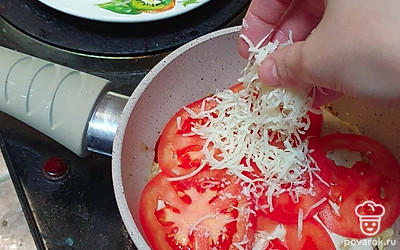 Натрите сыр и посыпьте им помидоры.