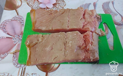 Разделите рыбу на две части, удалите крупные кости и обильно посолите. Накройте рыбу и уберите в холодильник на 12 часов.