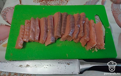 Удалите из рыбы лишнюю соль, отделите от кожуры и разрежьте на кусочки.