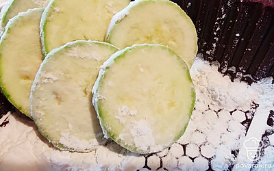 Каждый кружочек кабачка обваляйте в картофельном крахмале.